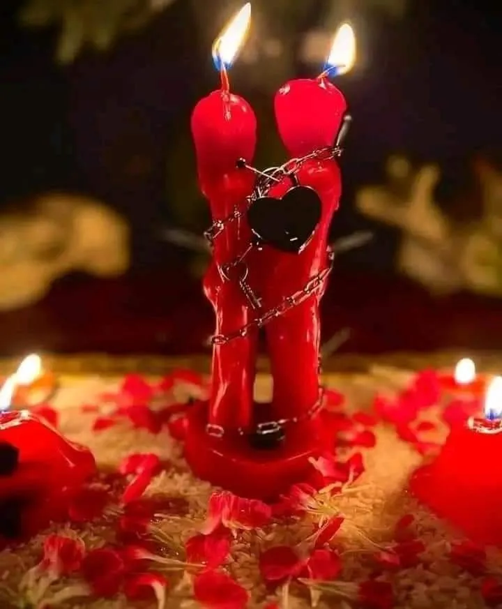 Velas rojas de trabajo de amor con petalos